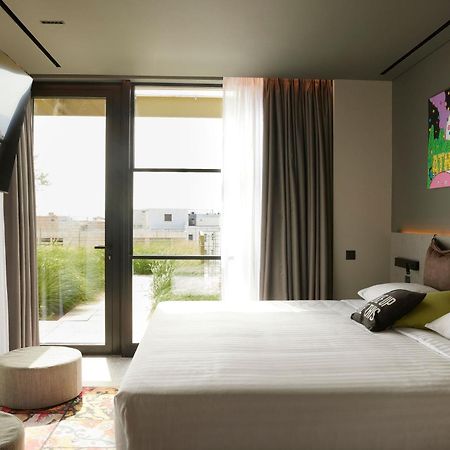 Отель Moxy Athens City Экстерьер фото