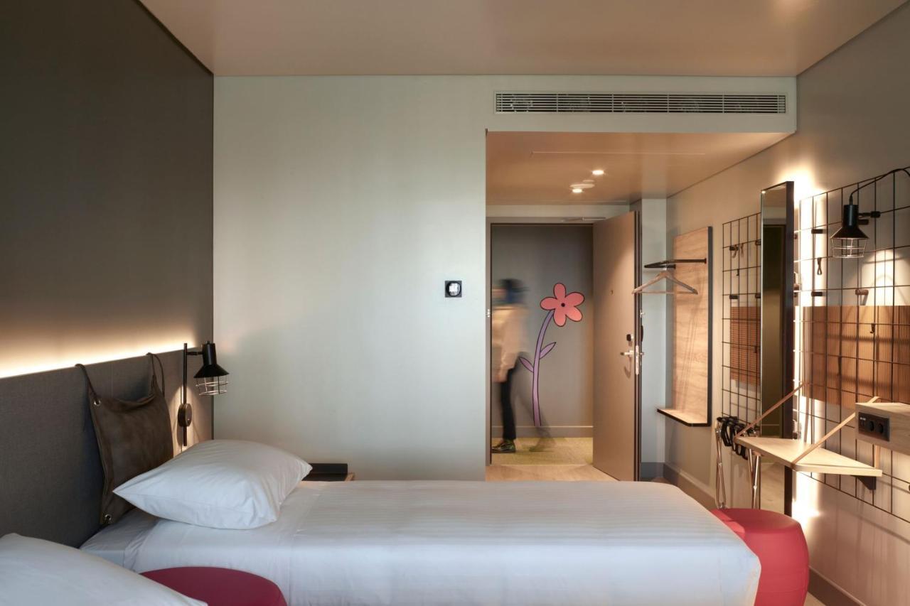 Отель Moxy Athens City Экстерьер фото