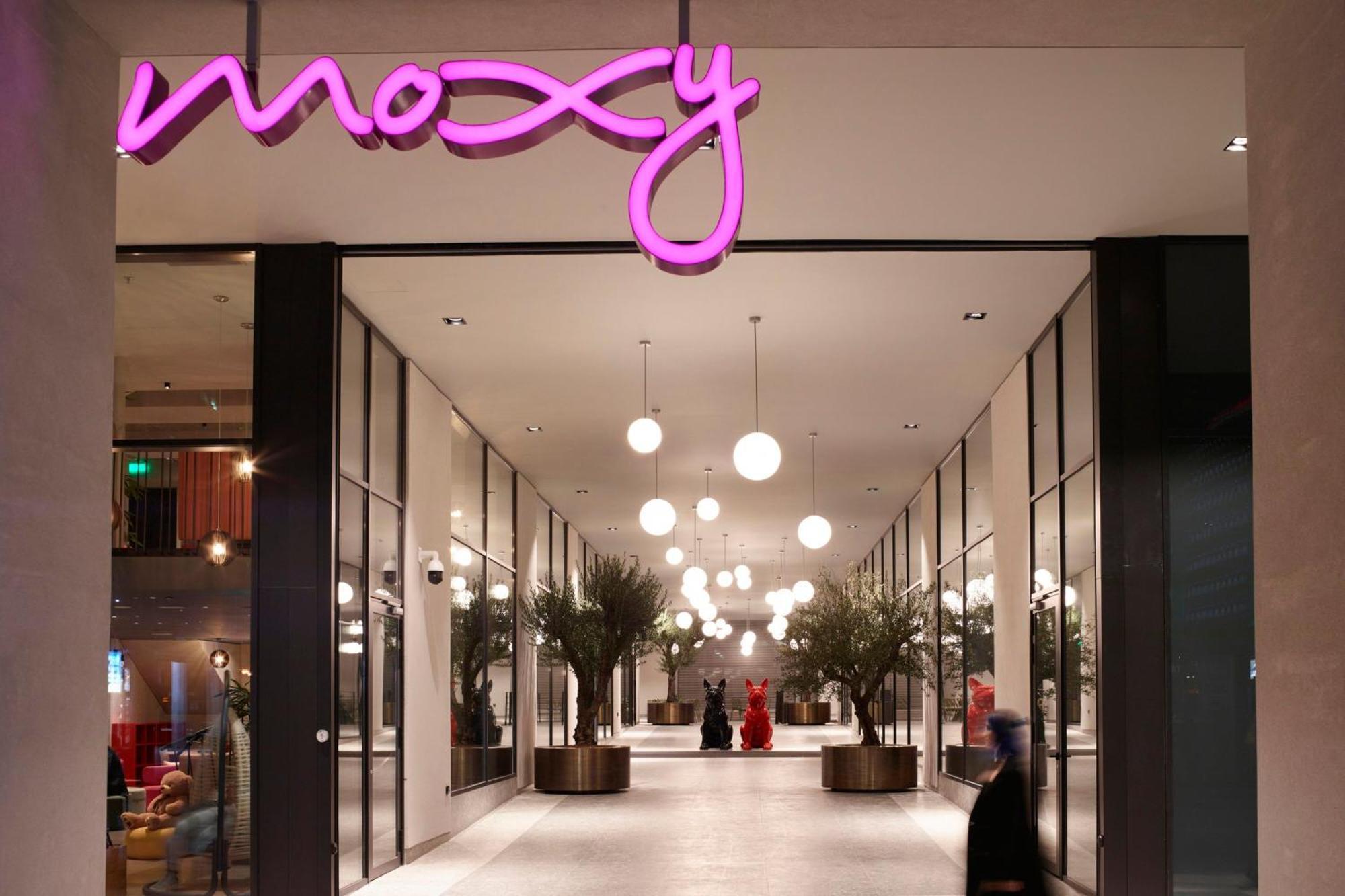 Отель Moxy Athens City Экстерьер фото